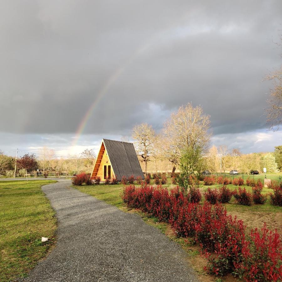 Tipi Apache Des Monteaux Villa Vivy Exteriör bild