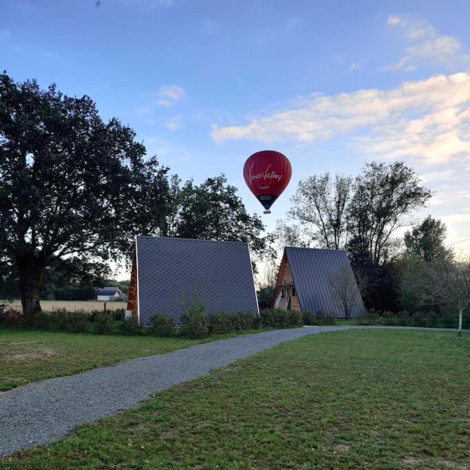 Tipi Apache Des Monteaux Villa Vivy Exteriör bild