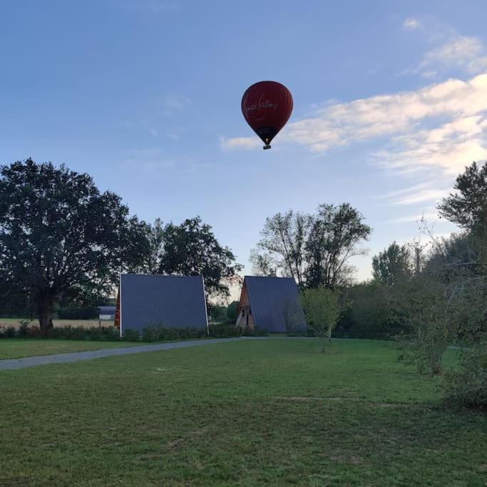 Tipi Apache Des Monteaux Villa Vivy Exteriör bild